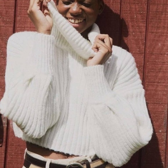 Urban Outfitters Mia Turtleneck Cropped Sweater Size M - Picture 1 of 3